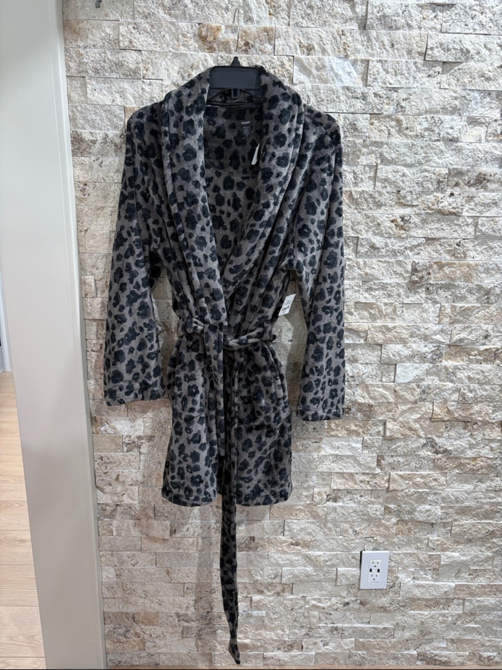 Gray‎ Leopard Print Shawl Collar Robe size M very soft brand new two pockets